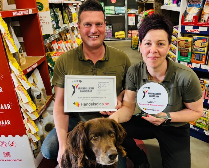 Sofie en Bram met de award Vriendelijkste Handelaar van Haacht